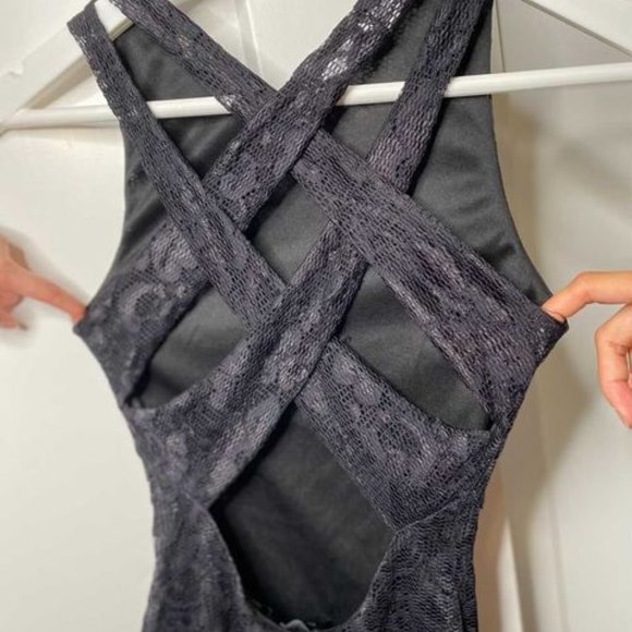 Lace strappy crisscross dress - Picture 3 of 3